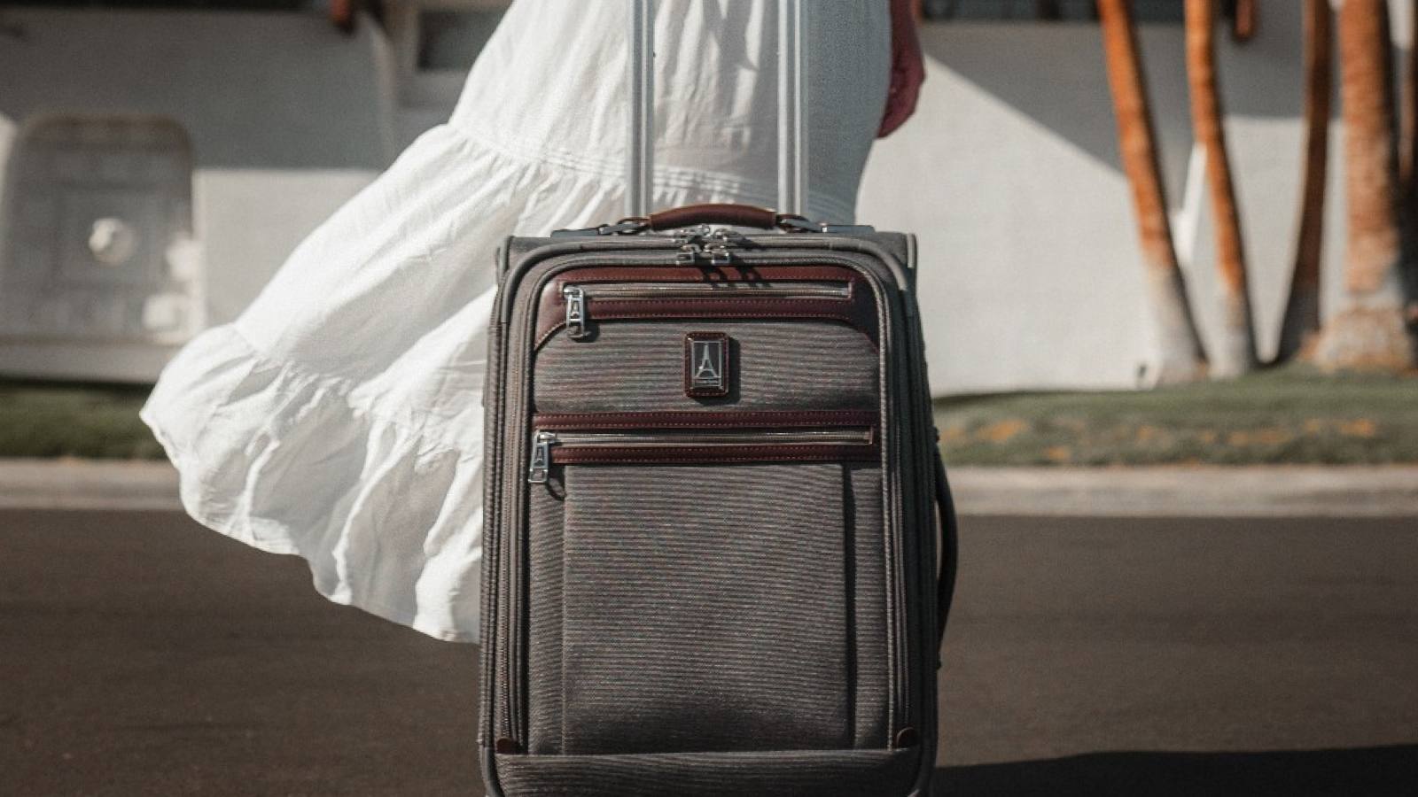 Travelpro Luggage Outlet logo