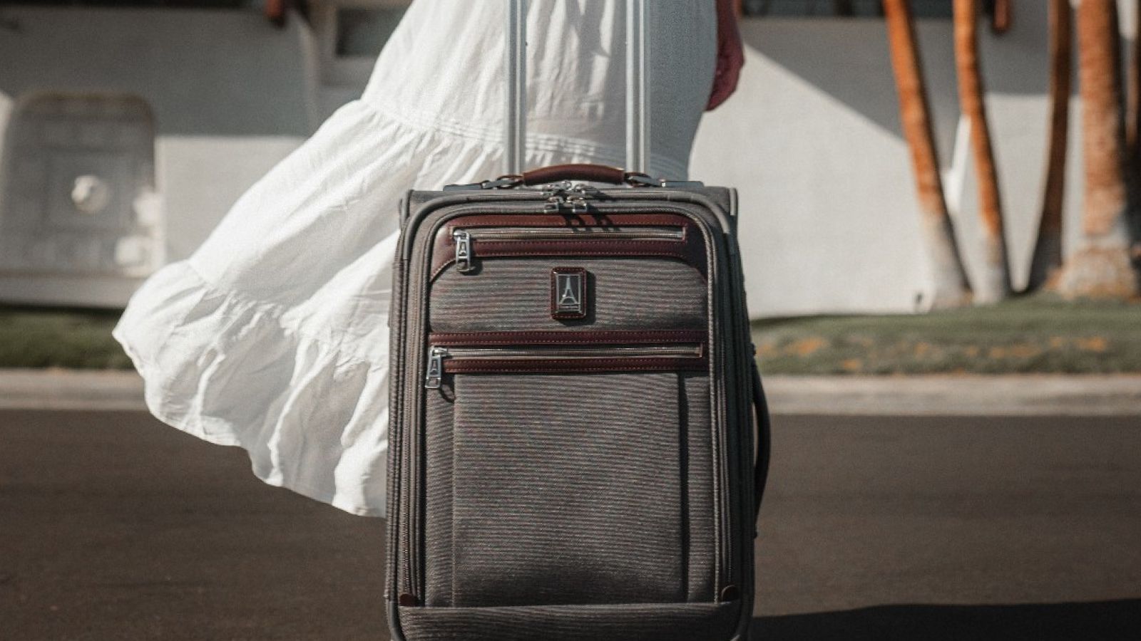 Travelpro Luggage Outlet logo